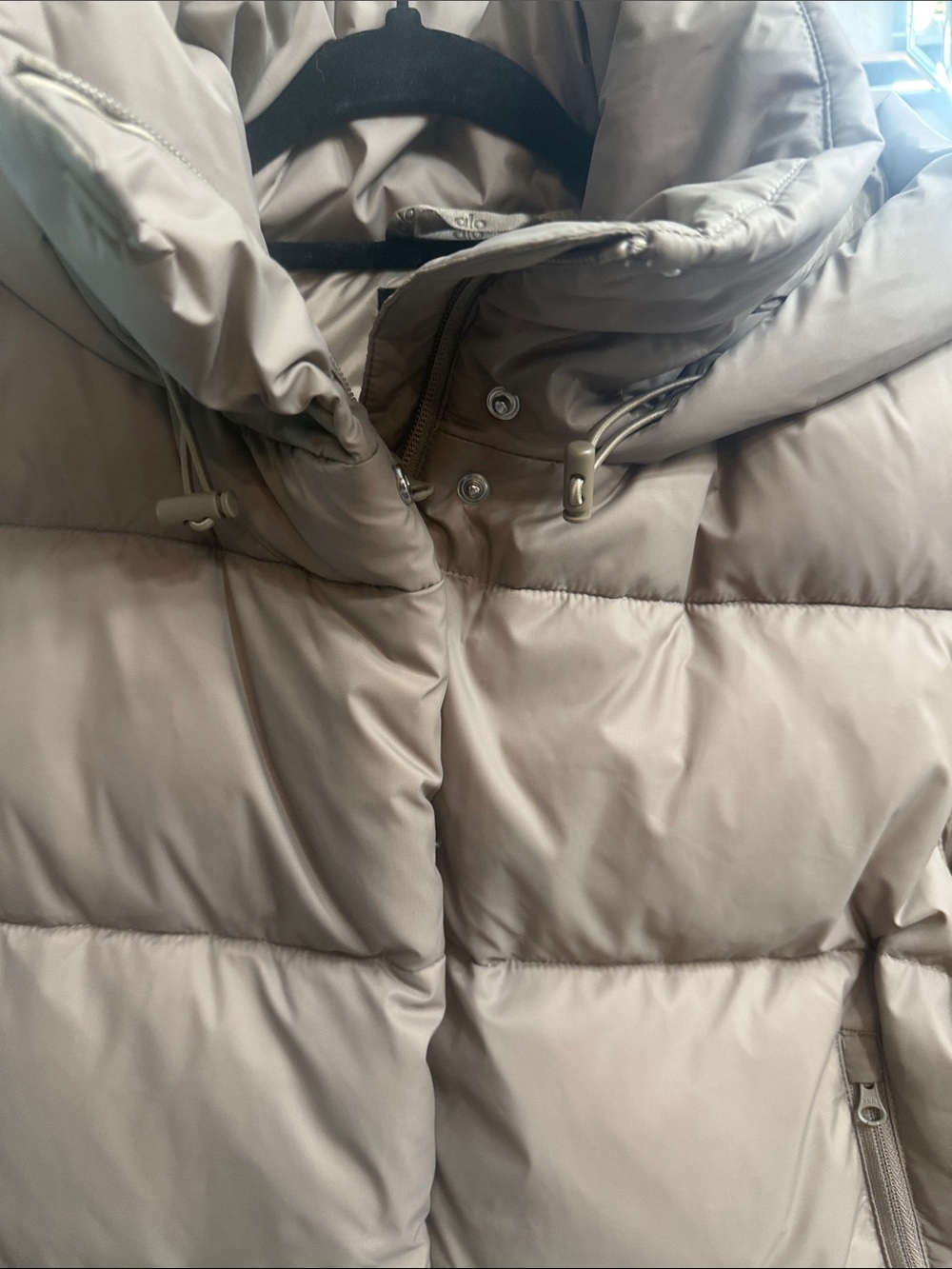 ALO Yoga Quilted Puffer Vest Taupe - Picture 14 of 14